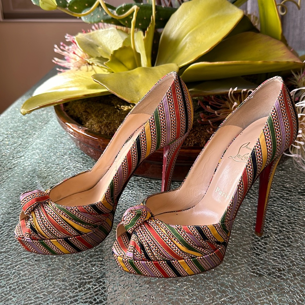 BEAUTIFUL CHRISTIAN LOUBOUTIN SILK FABRIC STILETTOS, 39. GUC - Picture 1 of 11
